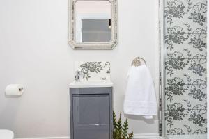 ein Badezimmer mit Waschbecken und Spiegel in der Unterkunft Coppergate Mews Grimsby No.3 - 2 bed, 2 bath, ground floor apartment in Grimsby + 4 Fotos