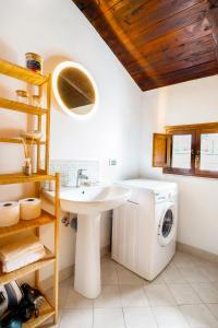 een badkamer met een wastafel en een wasmachine bij Magikrooms Muse in Rome
