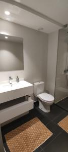 תמונה מהגלריה של Charmant F2 à SkyNui, piscine de 25m et vue mer בפפאטה