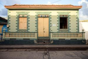 a small house with two doors and a porch at CASA COLONIAL Appartement 1 in Baracoa