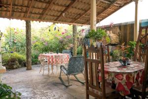 a patio with a table and chairs and flowers at CASA COLONIAL Appartement 1 in Baracoa
