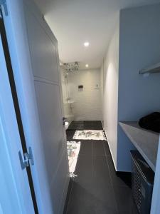 תמונה מהגלריה של Charmant F2 à SkyNui, piscine de 25m et vue mer בפפאטה