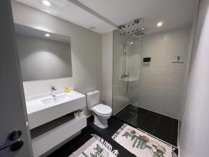 תמונה מהגלריה של Charmant F2 à SkyNui, piscine de 25m et vue mer בפפאטה +24 תמונות