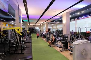a gym with people working out in the gym at House Inn Hotel - Anashopping in Anápolis