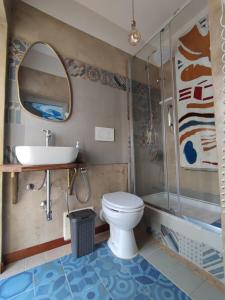 アスティにあるB&B La Semplice Nel Verdeのバスルーム(洗面台、トイレ、鏡付)