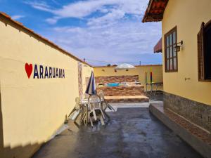 Casa em Condomínio com Piscina Privativa في أرارواما: جلسة مجموعة كراسي خارج المبنى