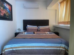 (21) Depto. nuevo y acogedor en Miraflores في ليما: غرفة نوم بسرير كبير مع وسادتين