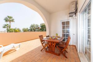 ラゴスにあるAnastasia Apartment in Lagosのテーブルと椅子のあるダイニングルーム