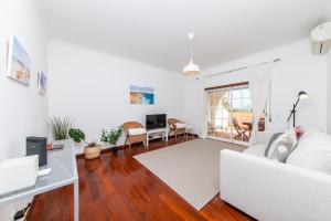 ラゴスにあるAnastasia Apartment in Lagosの白いソファとテーブルのあるリビングルーム