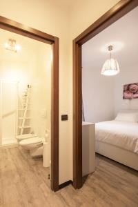 Schlafzimmer mit einem Bett und einer Glasschiebetür in der Unterkunft Loppia Bay by Wonderful Italy in Bellagio
