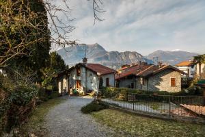 un village avec des maisons et des montagnes en arrière-plan dans l'établissement Loppia Bay by Wonderful Italy, à Bellagio