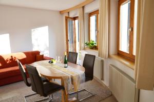 a living room with a dining room table and chairs at Apart Franziska in Kauns