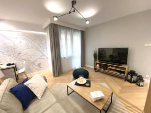 Televízia a/alebo spoločenská miestnosť v ubytovaní MyCherry - Old Town Apartment - Więzienna 21C