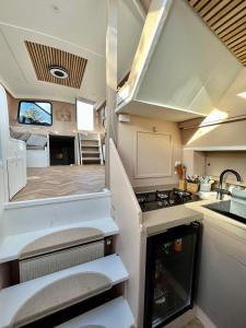 una caravana con vistas interiores a una cocina en NEW - LITTLE IBIZA, on a lake near Amsterdam, with HOT TUB! en Vinkeveen