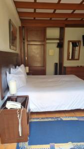 1 dormitorio con 1 cama y 1 mesa con lámpara en Sori Apartments, en Lima