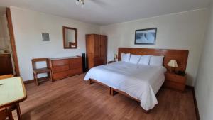 1 dormitorio con 1 cama, 1 mesa y 1 silla en Sori Apartments en Lima