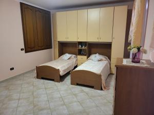 Habitación con 2 camas y cocina con armarios. en Fiumicino River, en Fiumicino