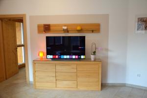 TV a/nebo společenská místnost v ubytování Apart Franziska + 34 fotografií