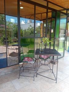 a table and two chairs in front of a building at ESPACIO MINGA, casa quinta en la ciudad, hasta 8 personas in Corrientes