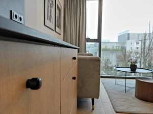 una cucina con tavolo, sedia e finestra di Easy Rent Apartments - Unia Art Residence 83 a Lublino