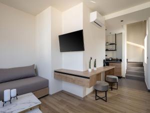 un soggiorno con divano e tavolo di Ethos Suites a Chania