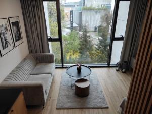 un soggiorno con divano e tavolo di Easy Rent Apartments - Unia Art Residence 83 a Lublino