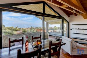 una sala da pranzo con tavolo e una grande finestra di DesenzanoLoft Paradise Lake View a Desenzano del Garda