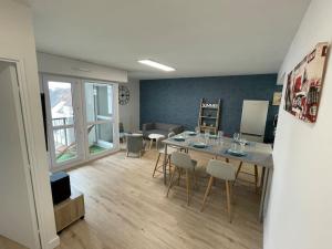 sala de estar con mesa, sillas y sofá en Urban flat au cœur de Lorient, en Lorient