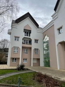 un gran edificio blanco con muchas ventanas en Urban flat au cœur de Lorient, en Lorient