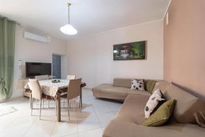 A television and/or entertainment centre at MIROS APARTMENT
