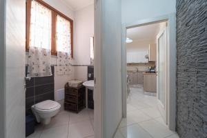 阿爾蓋羅的住宿－MIROS APARTMENT，一间带卫生间和水槽的浴室