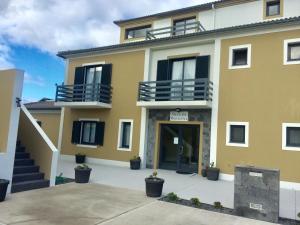 un gran edificio amarillo con puerta y escaleras en Villa Da Madalena, en Madalena