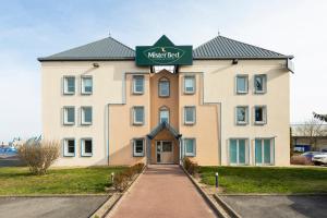 萨兰萨兰床先生酒店的一座顶部有标志的大楼 更多11张照片