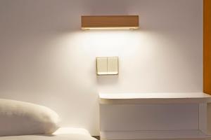 萨兰萨兰床先生酒店的白色的墙,有架子和床