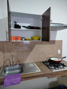 encimera de cocina con fregadero y fogones en Casa shambieda en Santa Cruz - Huatulco