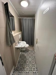 Baño pequeño con lavabo y aseo en Adam's Hostel - Self Check-In & Room Just For You Alone en Düsseldorf