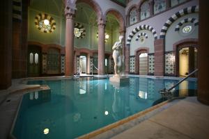 Bazén v ubytování Mokni's Palais Hotel & SPA nebo v jeho okolí