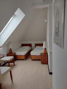 pokój z dwoma łóżkami i schodami w obiekcie Pensjon Paradise w Olsztynie