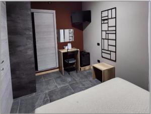 een slaapkamer met een bed, een bureau en een raam bij Hotel Crisvan in Rimini