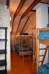 Poschodová posteľ alebo postele v izbe v ubytovaní Gîte de Montagne "Les Ecorces"