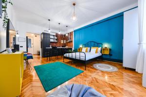 una camera con letto e parete blu di Rex Nest a Cluj-Napoca
