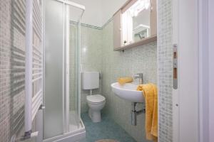 Ένα μπάνιο στο Sea view apartment +31 φωτογραφίες