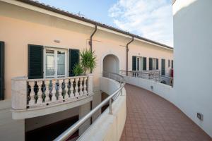Un balcón de una casa con una escalera en Sea view apartment en San Vincenzo