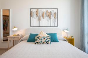 una camera da letto con letto e cuscini blu di Sea view apartment a San Vincenzo