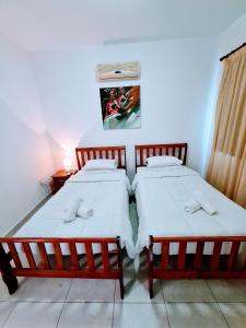 dos camas sentadas una al lado de la otra en una habitación en Villa Alkioni 31, en Paralimni