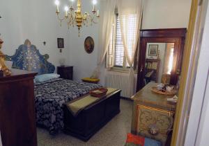 um quarto com uma cama e um lustre em Giuseppe Giovannetti 50 em Lucca