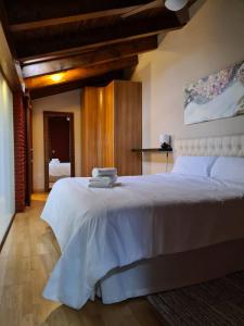 a bedroom with a large white bed in a room at HARO EXPERIENCE in Haro