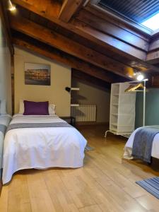 um quarto com uma grande cama branca e tectos em madeira em HARO EXPERIENCE em Haro