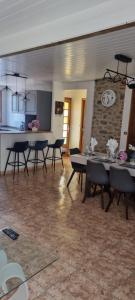Telewizja i/lub zestaw kina domowego w obiekcie Maison de ville avec garage