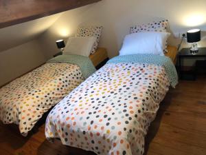 Łóżko lub łóżka w pokoju w obiekcie Maison de ville avec garage